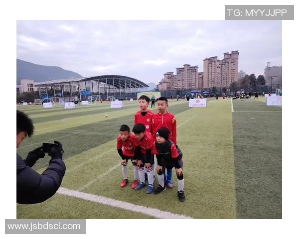 足球的旋律与梦想交织在一起的天下足球曲奏响了激情与荣耀的乐章